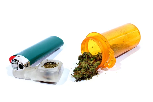 Medicinsk marijuana med rör — Stockfoto