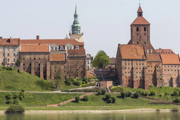 Grudzichaldz na Polônia, a cidade velha, igreja de São Nicolau e prefeitura — Fotografia de Stock