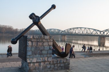vistula ve gün batımında Torun'da promenade üzerinde köprü