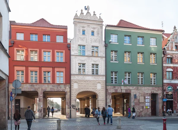 ポーランドでは、市ゲート通りピエカリ トルン旧市街 — ストック写真