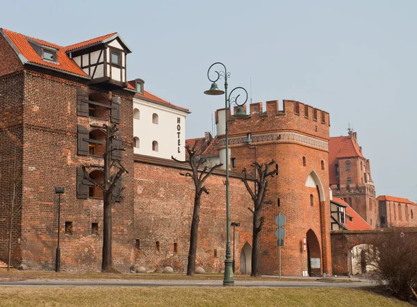 La vieille ville de Torun en Pologne, les murs de la ville, la porte — Photo