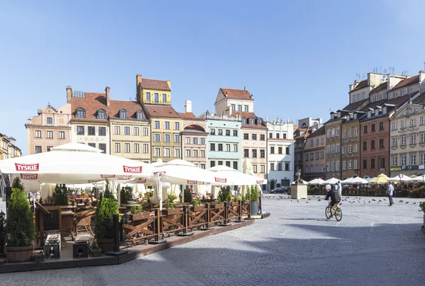 Antigua ciudad mercado lugar en Varsovia, Polonia, en la mañana — Stockfoto