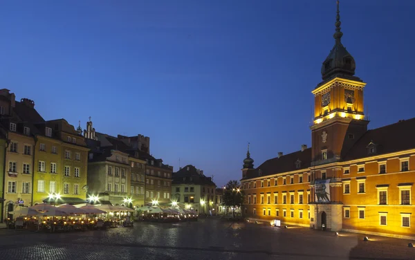 Kasteel plein in Warschau in de nacht, Polen — Stockfoto
