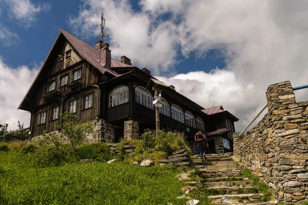 Isergebirge, westliche Sudeten in Polen, Berghütte auf dem Gipfel des Isergebirges lizenzfreie Stockfotos