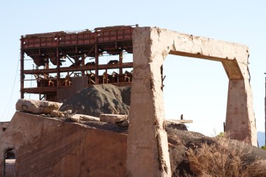 terk edilmiş maden yapısı