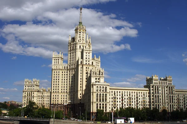 Edificio de Stalin en el terraplén de Kotelnicheskaya en Moscú, Rusia — Foto de Stock