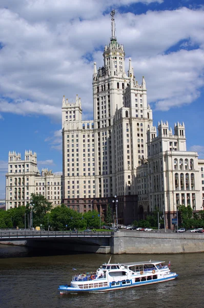 Edificio de Stalin en el terraplén de Kotelnicheskaya en Moscú, Rusia — Foto de Stock