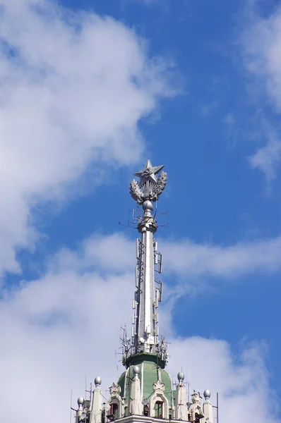 Toppen av av den höghusbyggnad på kotelnicheskaya vallen jag — Stockfoto