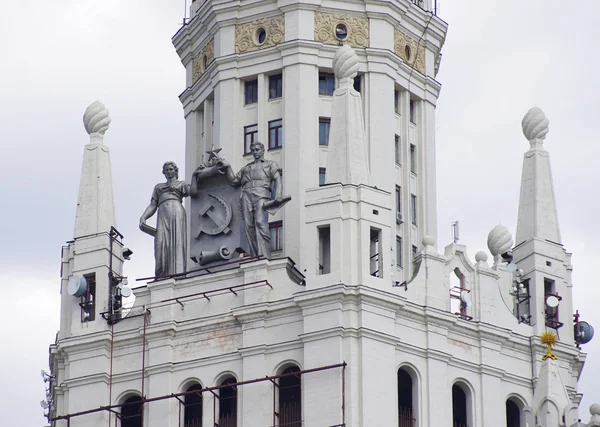 La parte superior del edificio de gran altura en el terraplén de Kotelnicheskaya en M — Foto de Stock