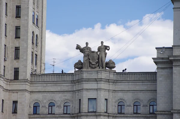 Στην κορυφή του πολυόροφων κτιρίων με βάση kotelnicheskaya ανάχωμα σε m — Φωτογραφία Αρχείου