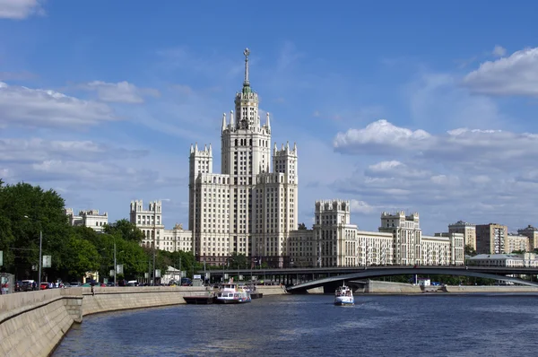 Městská krajina. pohled na sovětské éry highrise budovy v mos — Stock fotografie