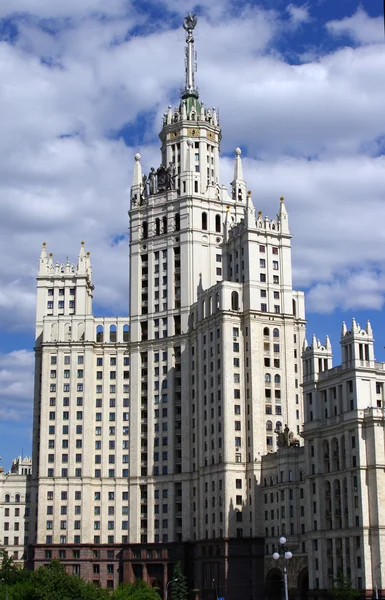 Toppen av höga byggnad på kotelnicheskaya vallen i m — Stockfoto