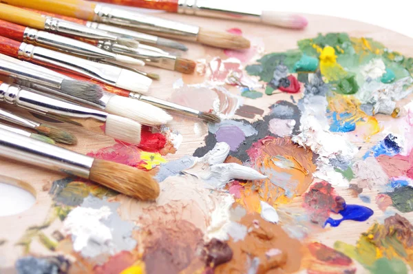 Artist's palet met meerdere kleuren — Stockfoto