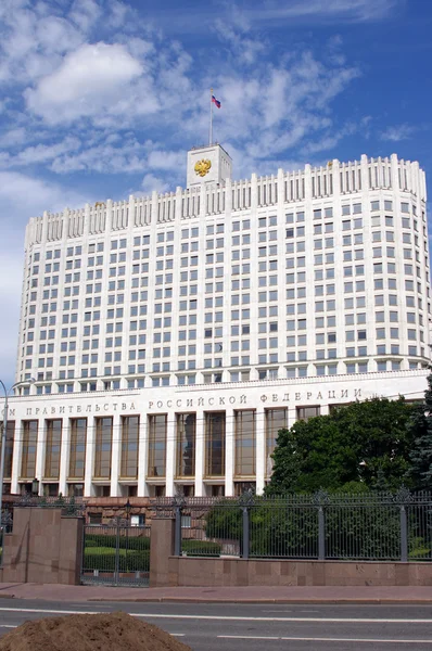 Το σπίτι της κυβέρνησης της Ρωσικής Ομοσπονδίας ή άσπρο σπίτι, μπροστά — Φωτογραφία Αρχείου