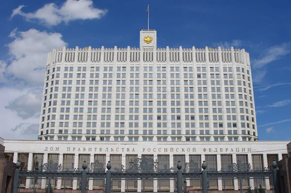 Το σπίτι της κυβέρνησης της Ρωσικής Ομοσπονδίας ή άσπρο σπίτι, μπροστά — Φωτογραφία Αρχείου