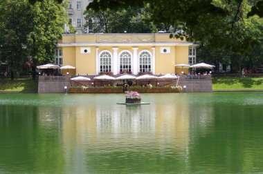 patriarshi havuzları ve açık bir kafede, Moskova