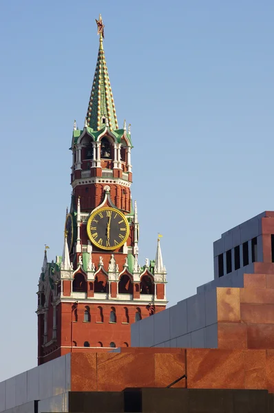 Lenin-Mausoleum und Kreml-Turm am Roten Platz in Moskau — Stockfoto