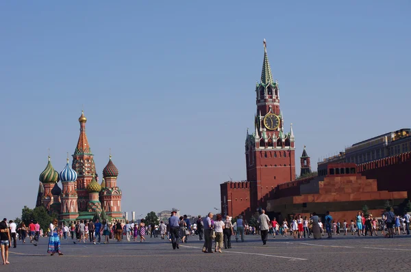 View of St. Basil Cathedral and Kremlin's Spasskaya tower — Stock Photo, Image