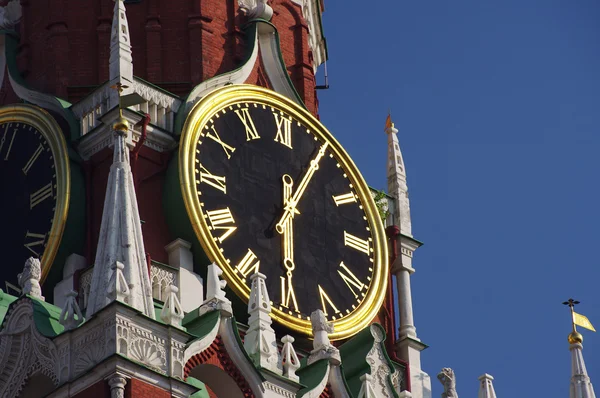 De klok in de spasskaya toren, kremlin. — Stockfoto
