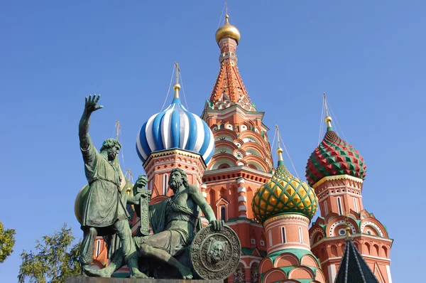 Basilikum-Kathedrale und Statue von Minin und Pozharsky in Moskau — Stockfoto
