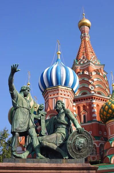 Saint basil katedralen och staty av minin och pozharsky i röd s — Stockfoto