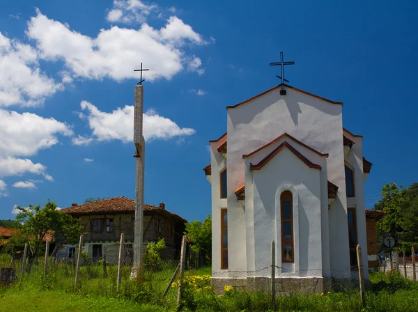 Маленькая церковь и колокольня — стоковое фото