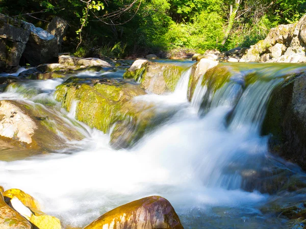 Kleiner Wasserfall im Dorf miykovtsi — Stockfoto