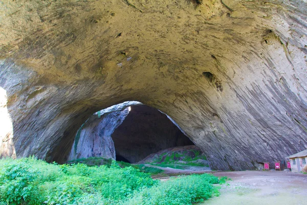 Введіть Devetashka печера — стокове фото