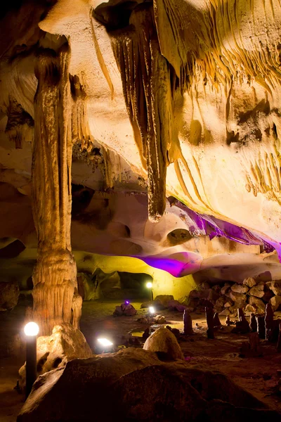 Estalactites em Orlova Chuka caverna — Fotografia de Stock