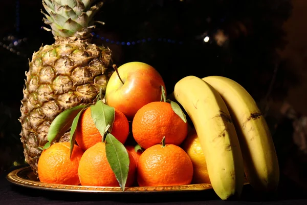 Frutas exóticas en una bandeja Fotos de stock libres de derechos