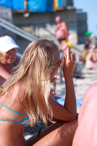 Chica rubia en un traje de baño sexual en una playa marina —  Fotos de Stock