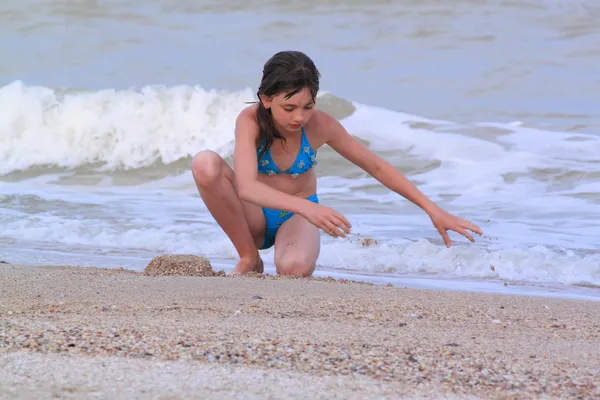 Girl on a marine beach — Stock Photo, Image