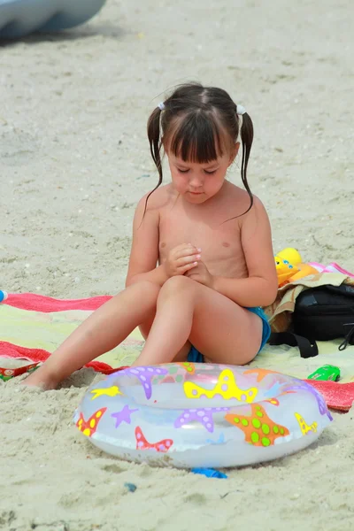 Κορίτσι σε μια παραλία με θαλάσσια Royalty Free Φωτογραφίες Αρχείου