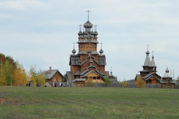 Ortodoxní křesťanské dřevěný kostel — Stock fotografie