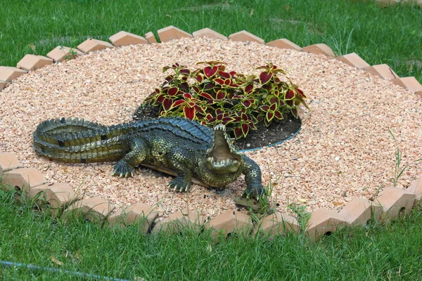Crocodile sculpture — Stock Photo, Image