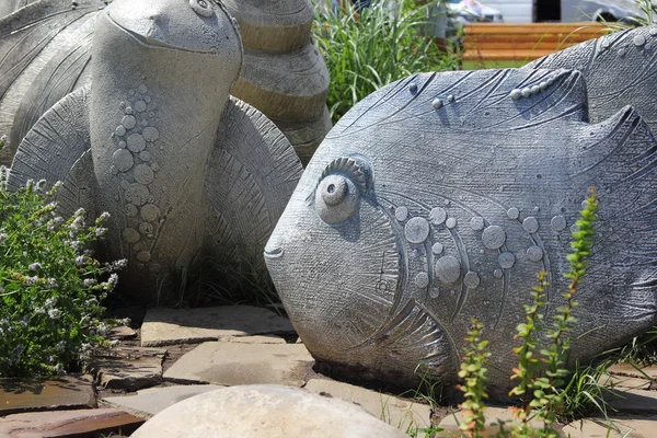 Steinskulpturen von Fischen und Schildkröten — Stockfoto