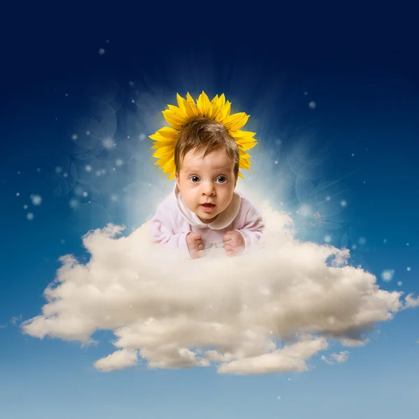 クラウドで美しい赤ちゃん天使 — ストック写真