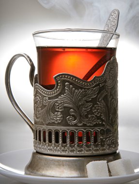 Gümüş bir fincan çay bardak