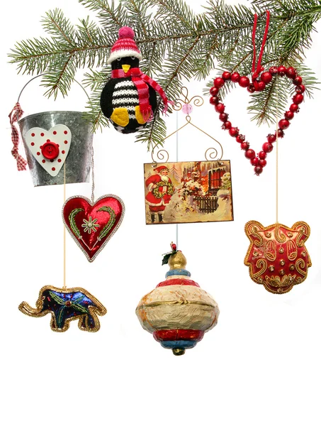 Brinquedos de Natal vintage no ramo de abeto — Fotografia de Stock
