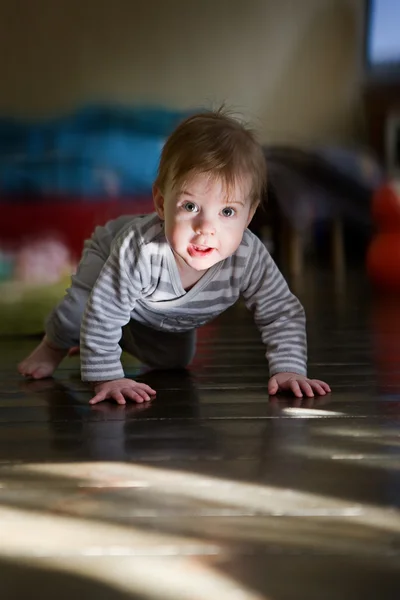 Criança no chão — Fotografia de Stock
