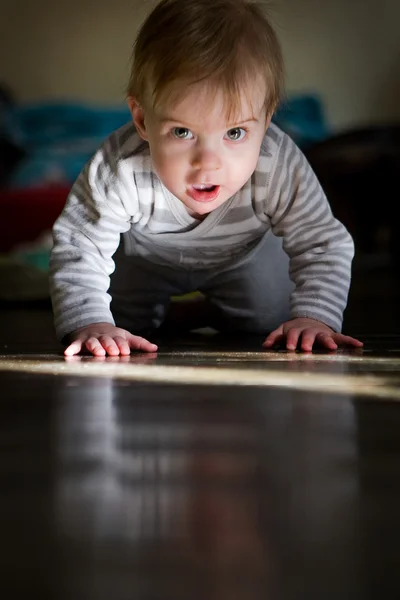 Dítě na podlaze — Stock fotografie