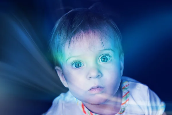 Criança e luz azul escura mística — Fotografia de Stock