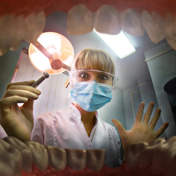 Jeune femme médecin regardant dans la bouche du patient. Vue de l'intérieur — Photo