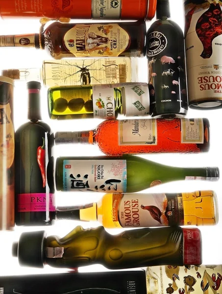Verschillende alcoholflessen tegen de witte achtergrond — Stockfoto