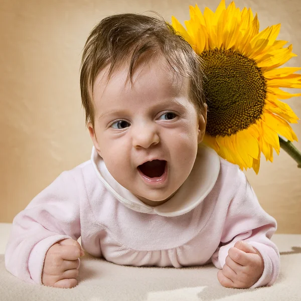 Kind und Sonnenblume — Stockfoto