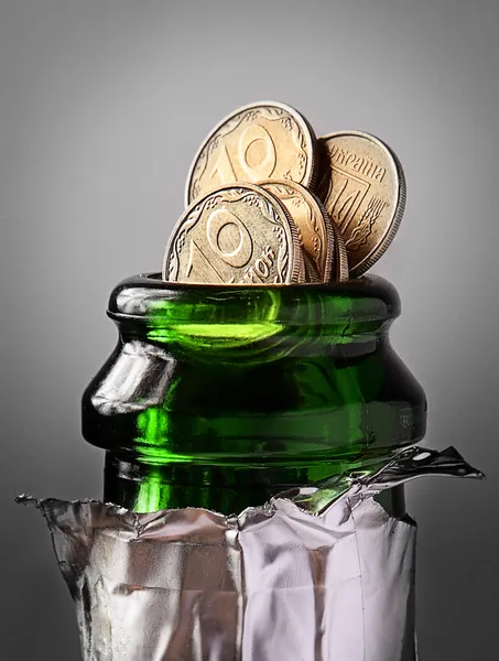 Бутылка шампанского и монеты Стоковое Фото