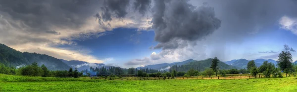 Nuvens de tempestade escuras sobre montanhas — Fotografia de Stock
