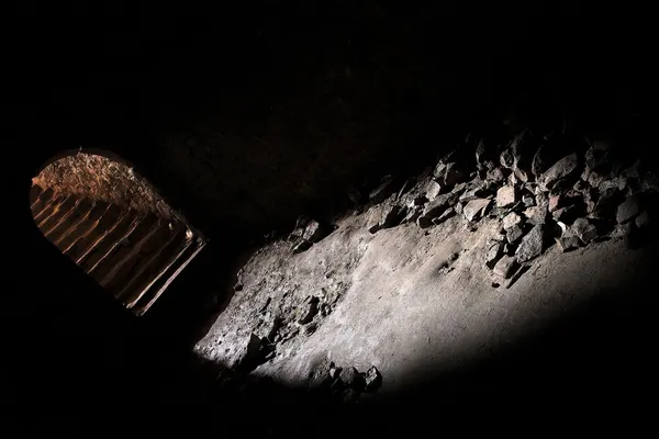Σκαλοπάτια που οδηγούν από υπόγειο φως — Φωτογραφία Αρχείου
