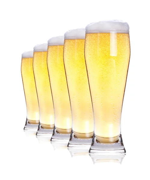 Orosená sklenice lehkého piva izolovaných na bílém pozadí. — Stock fotografie