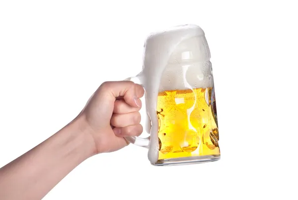 Hand hält Bier und stößt an — Stockfoto
